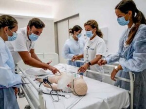 Projeção indica que o país pode superar 1,2 milhão de médicos até 2030. Entre janeiro de 2024 e setembro de 2025, o Ministério da Educação (MEC) autorizou a criação de 77 novos cursos de Medicina, totalizando 4.412 vagas de graduação. (Pesquisa google - divulgação acadêmica