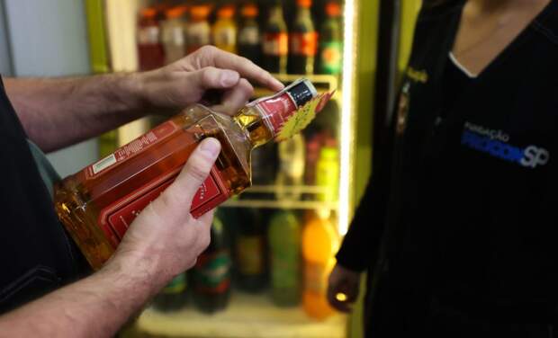 A AMB emitiu um alerta urgente sobre os riscos à saúde causados pela contaminação de bebidas alcoólicas com metanol, substância altamente tóxica e potencialmente letal. (Foto: Pablo Jacob/Governo de São Paulo /Divulgação)