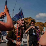 De acordo com o relatório, os gastos com meio ambiente representaram apenas 0,26% do orçamento federal entre 2001 e 2022; biomas como Pantanal e Cerrado registraram aumento histórico de temperatura, chegando a 3 °C e 4 °C; e a poluição do ar causa cerca de 51 mil mortes prematuras por ano (Crédito: povospeloclima.org/ / divulgação)