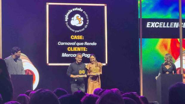 Representada na noite de premiação pela sócia Marcela Oliveira e o head de planejamento, Beto Marques, a agência, que recebeu dois AMPRO OURO e dois AMPRO PRATA, tem 100% de aproveitamento em edição histórica. (Créditos: Agência Estalo)