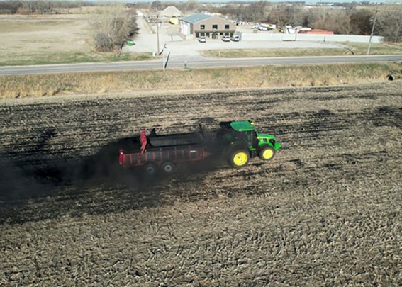O resultado de ambos – BECCS e biochar – evita que o carbono retorne à atmosfera. Na foto, pesquisa conduzida por cientistas do Nebraska (biochar sendo testado em campo). (Divulgação)