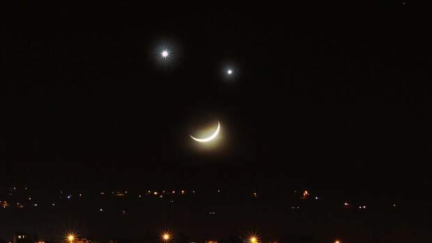 A Lua e Saturno estão atualmente visivelmente próximos no céu noturno nesta semana de 24 a 30 de novembro de 2025, o que é um tipo de alinhamento visual. (Shutterstock / Olhar Digital)