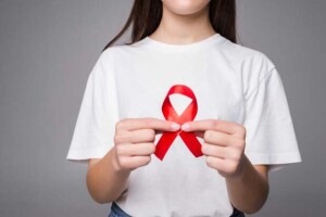 Entre janeiro de 2023 e agosto de 2025 a Bahia registrou 11.187 casos de HIV/aids em todas as 417 cidades do Estado, sendo 93 deles entre adolescentes. As autoridades recomendam ações direcionadas de saúde pública para combater o estigma e promover a educação sexual. (Divulgação)