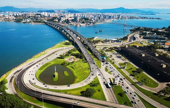 1º lugar – Florianópolis/SC: 37,525 – aparece em primeiro lugar entre as cidades inteligentes brasileira que utilizam a tecnologia a favor da transformação urbana. (Foto: Dudarev Mikhail/ Shutterstock)