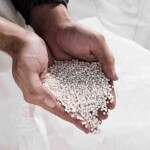 A etapa da reciclagem transforma o plástico pós-consumo em novos produtos e sustenta os altos índices de desempenho do Sistema Campo Limpo. (Divulgação)