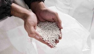 A etapa da reciclagem transforma o plástico pós-consumo em novos produtos e sustenta os altos índices de desempenho do Sistema Campo Limpo. (Divulgação)