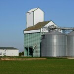 Enquanto a estação meteorológica fornece informações contínuas sobre o ambiente externo, o sensor plenum indica as condições reais do ar insuflado nos silos após o início da aeração. (Divulgação).