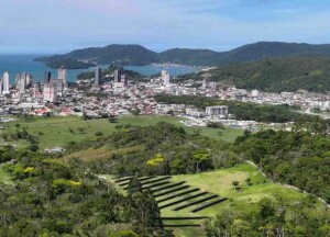 Com 1.338 painéis solares instalados em uma área de 9.200 m², a fazenda solar já gerou aproximadamente 700 mil kWh de energia limpa, em 11 meses, e evita quase 23 toneladas de CO₂. Atualmente, abastece um centro comercial da empresa. Posteriormente será direcionada ao Garden Open Mall, que vai inaugurar em 2026. (Divulgação)