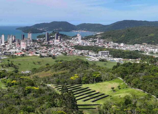 Com 1.338 painéis solares instalados em uma área de 9.200 m², a fazenda solar já gerou aproximadamente 700 mil kWh de energia limpa, em 11 meses, e evita quase 23 toneladas de CO₂. Atualmente, abastece um centro comercial da empresa. Posteriormente será direcionada ao Garden Open Mall, que vai inaugurar em 2026. (Divulgação)