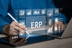 Os softwares ERP atuam como uma plataforma que automatiza diversas áreas de uma empresa — entre elas, finanças, recursos humanos, cadeia de suprimentos, manufatura e relacionamento com o cliente. (Internet – relacionada)