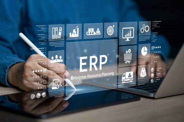 Os softwares ERP atuam como uma plataforma que automatiza diversas áreas de uma empresa — entre elas, finanças, recursos humanos, cadeia de suprimentos, manufatura e relacionamento com o cliente. (Internet – relacionada)
