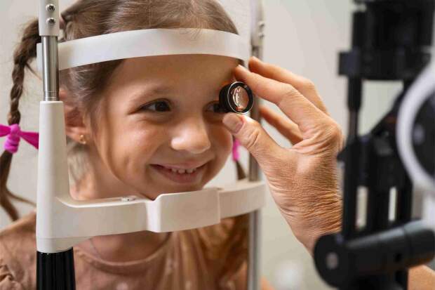 Avaliação da Baby Vision Care aponta que o Teste do Reflexo Vermelho avalia apenas parte do olho e tem menor sensibilidade do que exames ampliados para detectar alterações que podem levar à cegueira infantil. (Freepik)