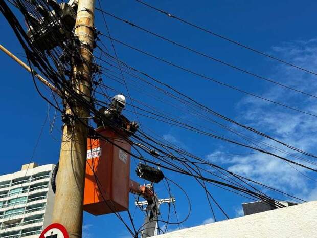 Distribuidora irá remover os cabos de telefonia e internet instalados de maneira irregular nos postes da empresa, visando diminuir a poluição visual, aumentar a segurança da população e reduzir os riscos de incêndios. (Divulgação)