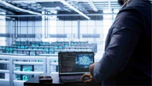 Esse avanço amplia a complexidade dos sistemas e reforça a necessidade de maturidade técnica, governança e integração da IA aos fluxos já existentes de engenharia de software. (Crédito: Freepik)