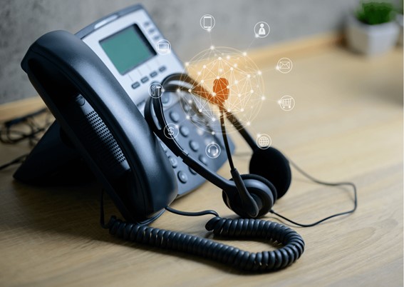 VoIP, ou Voice over Internet Protocol, é uma tecnologia que permite a transmissão de voz por meio da internet. Em vez de utilizar linhas telefônicas convencionais, o VoIP converte sinais de áudio em pacotes de dados digitais, que são então transmitidos pela rede. (Imagem: relacionada)