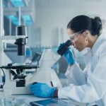 Programa Women in STEM disponibiliza cinco vagas para cursos em universidade de excelência e busca ampliar a presença feminina em ciência, tecnologia, engenharia e matemática. (Foto: British-Council-–-Women-in-STEM-Scholarships / reprodução)