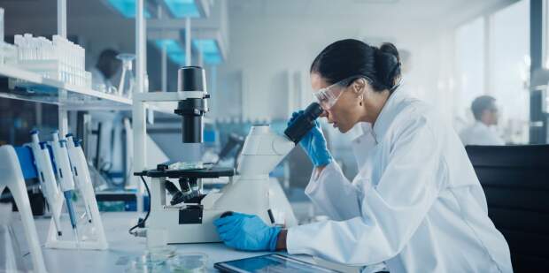 Programa Women in STEM disponibiliza cinco vagas para cursos em universidade de excelência e busca ampliar a presença feminina em ciência, tecnologia, engenharia e matemática. (Foto: British-Council-–-Women-in-STEM-Scholarships / reprodução)