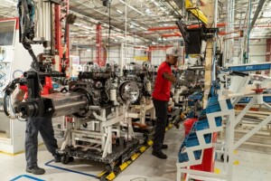 O primeiro resultado negativo do ano ocorre após o Banco Central manter a taxa básica de juros, a Selic, em 15% - patamar que coloca o Brasil no segundo lugar do ranking de países com os maiores juros reais do mundo. (Claraboia Filmes/CNI)