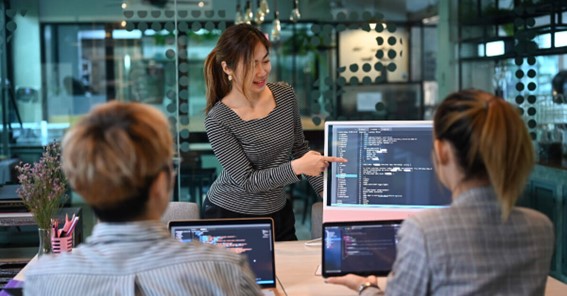 Embora a participação feminina tenha avançado em diversas áreas corporativas, a representatividade diminui quando o debate envolve engenharia, inteligência artificial, arquitetura de sistemas e cargos executivos ligados à inovação. (FECAP-mulheres-e-tecnologia)