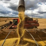Excesso de umidade no solo dificulta entrada de máquinas nas lavouras e pode comprometer produtividade e qualidade dos grãos. ((Foto: Arquivo/CNA)