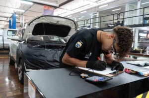 As oficinas atuam como uma conexão direta com temas da inovação do setor automotivo, promovendo um aumento da empregabilidade e aplicação prática do conhecimento técnico no mercado. (Foto: Gabriel Pinheiro/SENAI)