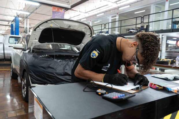 As oficinas atuam como uma conexão direta com temas da inovação do setor automotivo, promovendo um aumento da empregabilidade e aplicação prática do conhecimento técnico no mercado. (Foto: Gabriel Pinheiro/SENAI)