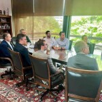 Sobre o projeto a ser implantado no município de Santa Quitéria/CE, em parceria da INB e a Galvani, Tomás Albuquerque, José Roberto e Marcelo Lana representaram a INB em reunião com o governador Elmano de Freitas (ao centro). (Foto: divulgação)