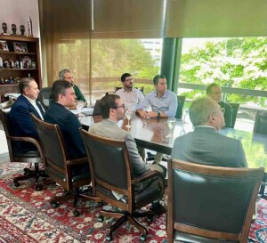 Sobre o projeto a ser implantado no município de Santa Quitéria/CE, em parceria da INB e a Galvani, Tomás Albuquerque, José Roberto e Marcelo Lana representaram a INB em reunião com o governador Elmano de Freitas (ao centro). (Foto: divulgação)