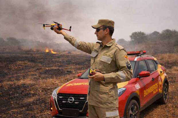Imagens recentes que viralizaram nas redes sociais reacenderam o debate sobre os limites de segurança no uso de drones capazes de elevar pessoas. (Divulgação)