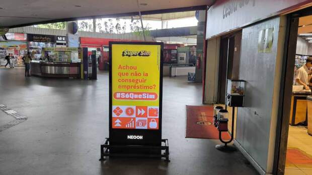 Campanha da SuperSim utilizou ativos de mídia DOOH em pontos de grande circulação de Salvador para ampliar visibilidade e presença da marca no ambiente urbano – (Crédito: Divulgação)