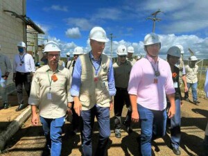 Presidente INB, Tomás Albuquerque, (à esquerda); Ministro GSI, Marcos Amaro, (centro); presidente da ENBPar, Marlos Costa de Andrade visitam planta química. (Divulgação)