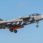 A apresentação marca um avanço significativo e coloca o país entre o seleto grupo de nações capazes de produzir aeronaves de caça avançadas. (F-39E Gripen é o primeiro caça supersônico produzido no Brasil (Divulgação / Saab Brasi)