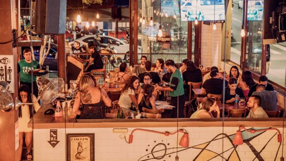 Estão incluídos nesse grupo itens como bebidas alcoólicas e bebidas açucaradas. Isso vai impactar diretamente o recolhimento de tributos por bares, restaurantes e similares. (Foto: ACOM Sistemas / Divulgação)