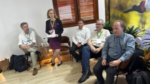 A iniciativa Conserva Aves marcou presença nesta terça-feira (24), durante a COP15 da Convenção sobre Espécies Migratórias (CMS), em Campo Grande (MS), destacando o papel estratégico do Brasil como um país-chave na conservação de aves e seus habitats em escala hemisférica. (Fotos: Sebastinán Medoza)