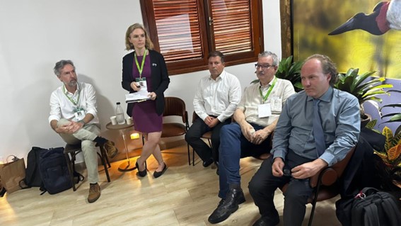 A iniciativa Conserva Aves marcou presença nesta terça-feira (24), durante a COP15 da Convenção sobre Espécies Migratórias (CMS), em Campo Grande (MS), destacando o papel estratégico do Brasil como um país-chave na conservação de aves e seus habitats em escala hemisférica. (Fotos: Sebastinán Medoza)