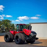 Durante a Expodireto Cotrijal, que acontece de 9 a 13 de março, em Não-Me-Toque (RS), a Titan Pneus levará sua linha completa, com destaque para o LSW1250/35R46, o maior já produzido na América Latina na área agrícola, além de soluções para os cultivos de arroz, soja e milho. (Divulgação Titan)