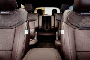 Baseado no Ford Explorer Platinum 2026, tem trem de força híbrido e detalhes internos exclusivos