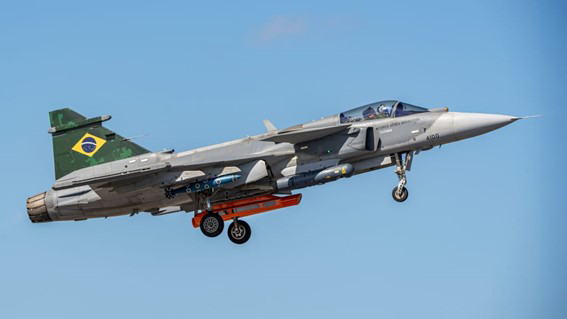 A apresentação marca um avanço significativo e coloca o país entre o seleto grupo de nações capazes de produzir aeronaves de caça avançadas. (F-39E Gripen é o primeiro caça supersônico produzido no Brasil (Divulgação / Saab Brasil)