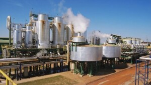Na primeira metade de março, a fabricação de etanol pelas unidades do Centro-Sul atingiu 459,67 milhões de litros, sendo 291,26 milhões de litros de etanol hidratado e 168,41 milhões de litros de etanol anidro. (Foto: Usina de produção de etanol (Foto: Senar/PR)