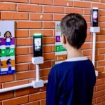 A tecnologia permitiria a identificação rápida de pessoas que não fazem parte da comunidade escolar, contribuindo para a prevenção de possíveis crimes, além de promover maior integração entre as áreas de educação e segurança pública. (Reprodução Internet)