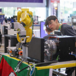 Há oportunidades gratuitas e pagas, presenciais ou à distância, em cursos técnicos, de qualificação e aperfeiçoamento, aprendizagem industrial e outras modalidades. (Foto: DIVULGAÇÃO SENAI)