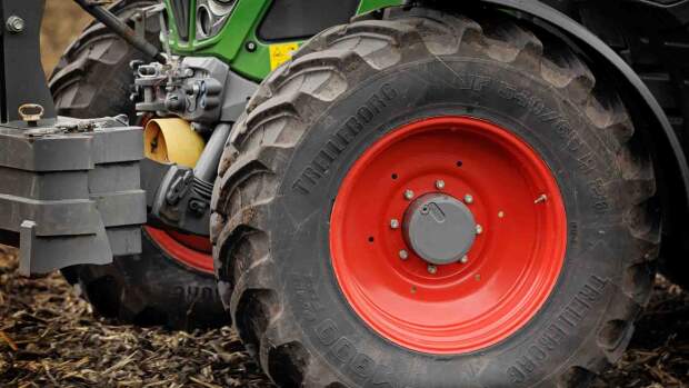 O TM800 PowerFlex combina construção VF-PFO e tecnologia ProgressiveTraction®, oferecendo até 20% mais tração e desempenho otimizado para operações que alternam entre campo e estrada. (Crédito: Divulgação)