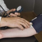 Segundo dados do Vigitel (Sistema de Vigilância do Ministério da Saúde) de 2025, a proporção de adultos brasileiros com diagnóstico médico de hipertensão passou de 22,6% em 2006 para 29,7% em 2024. (Imagem do Freepik)