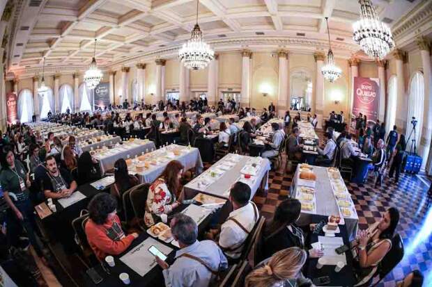 Araxá International Cheese Awards 2026 vai reunir produtores de diversos países e terá vagas limitadas. A competição, 6ª edição da ExpoQueijo Brasil, será realizada entre os dias 25 e 28 de junho, no Grande Hotel Termas de Araxá (MG), reunindo produtores artesanais do Brasil e de mais de 20 países. (Foto: Divulgação)