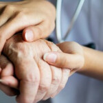 Considerada a condição neurológica que mais cresce no mundo, a Doença de Parkinson já afeta cerca de 200 mil brasileiros e pode ultrapassar 1 milhão de casos até 2060. (Parkinson / reprodução Internet)