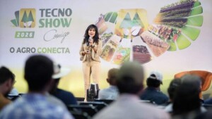 A pesquisadora Jurema Rattes destacou que insetos presentes na soja permanecem no sistema e podem impactar diretamente a safrinha. (Tecnoshow 2026)
