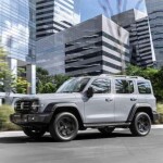 Modelo une eletrificação e etanol em uma solução inédita global, desenvolvida no Brasil. Tecnologia chega ao mercado brasileiro, como linha 2027 no mesmo dia do anúncio oficial na China. (GWM Tank 300 Flex / Divulgação)