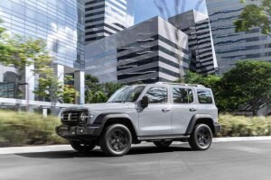 Modelo une eletrificação e etanol em uma solução inédita global, desenvolvida no Brasil. Tecnologia chega ao mercado brasileiro, como linha 2027 no mesmo dia do anúncio oficial na China. (GWM Tank 300 Flex / Divulgação)