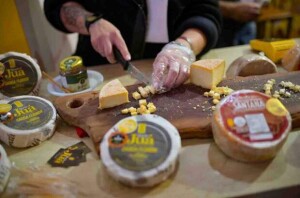 Evento - maior da categoria no Brasil - será realizado de 4 a 6 de junho, em Belo Horizonte, reforçando o papel estratégico do queijo artesanal na economia, cultura e turismo do estado. Festival de Queijo Artesanal em Minas - Foto Divulgação FQAM