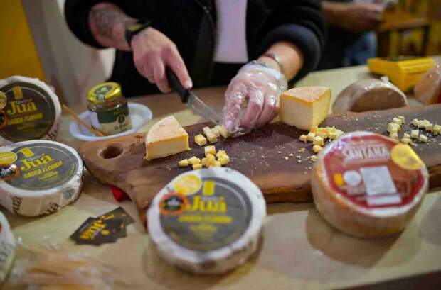 Evento - maior da categoria no Brasil - será realizado de 4 a 6 de junho, em Belo Horizonte, reforçando o papel estratégico do queijo artesanal na economia, cultura e turismo do estado. Festival de Queijo Artesanal em Minas - Foto Divulgação FQAM